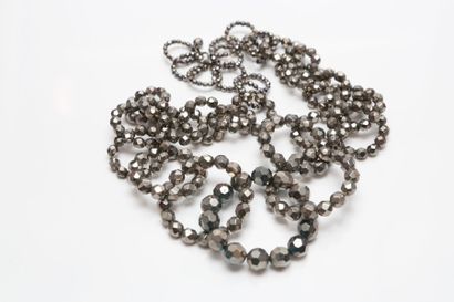 null FRANÇOISE MONTAGUE Paris 

Sautoir composé d'anneaux entrelacés formés de perles...