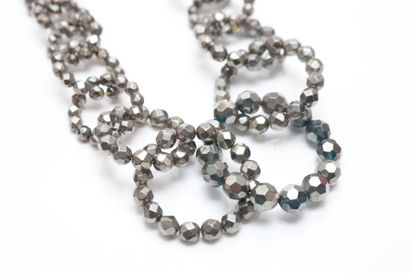 null FRANÇOISE MONTAGUE Paris 

Sautoir composé d'anneaux entrelacés formés de perles...