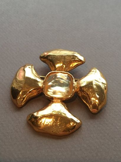 null YVES SAINT LAURENT Made in France

Broche / pendentif "croix" en métal doré...