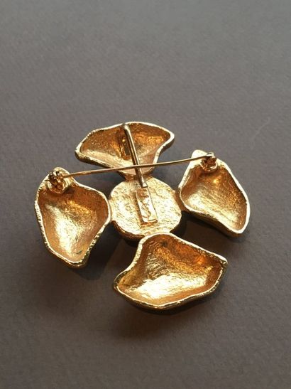 null YVES SAINT LAURENT Made in France

Broche / pendentif "croix" en métal doré...