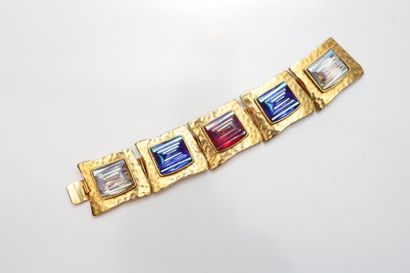null MERCEDES ROBIROSA 

Bracelet articulé formé de 5 éléments géométriques en métal...