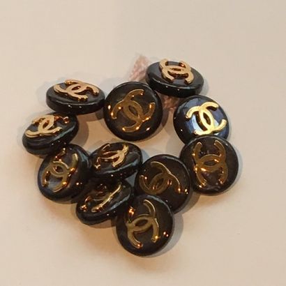 null CHANEL 

Lot de 11 boutons siglés en métal doré et nacre de couleur gris. Signés....