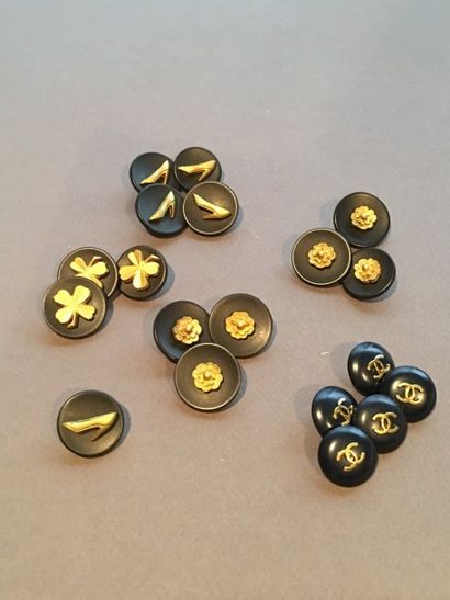 null CHANEL 

Lot de 19 boutons en résine noire et métal doré à motif de camélias,...