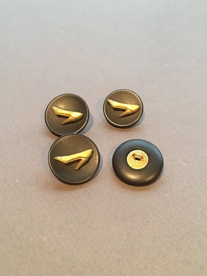 null CHANEL 

Lot de 19 boutons en résine noire et métal doré à motif de camélias,...