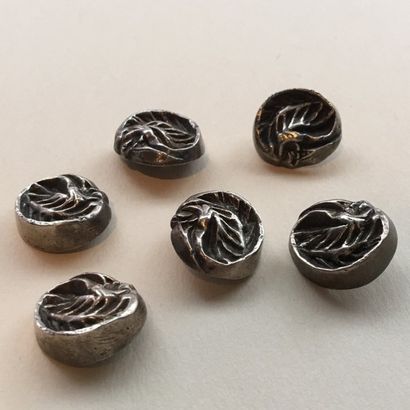 null LINE VAUTRIN

Lot de six boutons ovales en métal argenté ciselé à décor de feuillages....