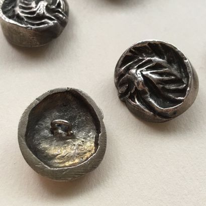 null LINE VAUTRIN

Lot de six boutons ovales en métal argenté ciselé à décor de feuillages....
