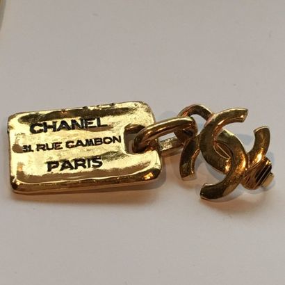 null CHANEL 

Paire de clips d'oreilles siglés en métal doré à pendants gravés "Chanel...