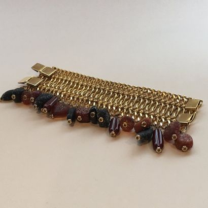 null ISABEL CANOVAS

Large bracelet chaîne en métal doré retenant divers pampilles...
