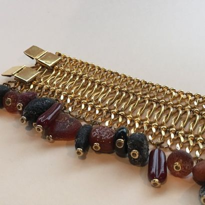null ISABEL CANOVAS

Large bracelet chaîne en métal doré retenant divers pampilles...