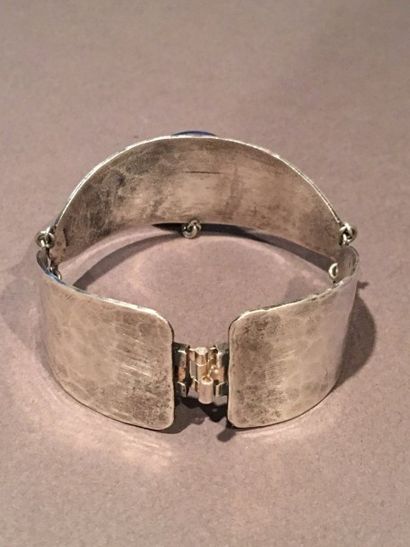 null JACQUES GAUTIER

Bracelet en métal argenté martelé et inclusion d'émail mauve...