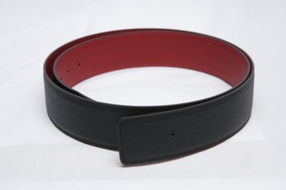 null HERMES Paris Made in France

Ceinture en veau bi-color framboise et noir. Sans...