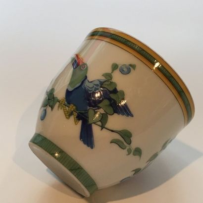 null HERMES 

Petite tasse en porcelaine de Limoges à motif de "toucans". Signée....