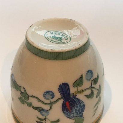 null HERMES 

Petite tasse en porcelaine de Limoges à motif de "toucans". Signée....