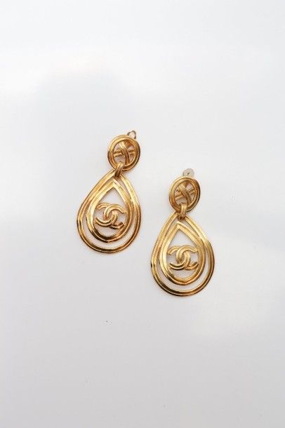 null CHANEL Made in France Printemps/Eté 1996

Paire de pendants d'oreilles en métal...