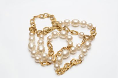 null CHANEL Made in France Collection 2-9

Sautoir composé de perles fantaisies baroques...
