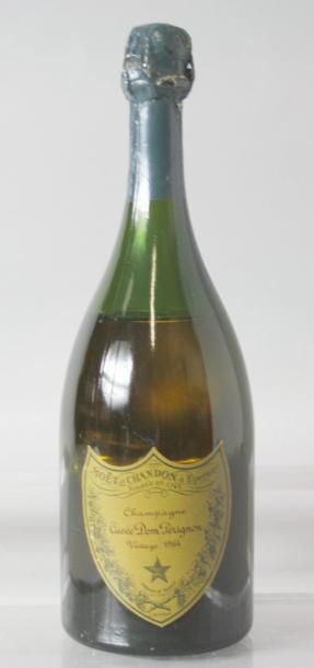 null 1 Bouteille CHAMPAGNE DOM PERIGNON 1964 

Etiquette légèrement griffée, niveau...