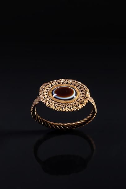 null Bracelet de poignet en or 23 carats constitué à anneau torsadé et plateau torsadé...