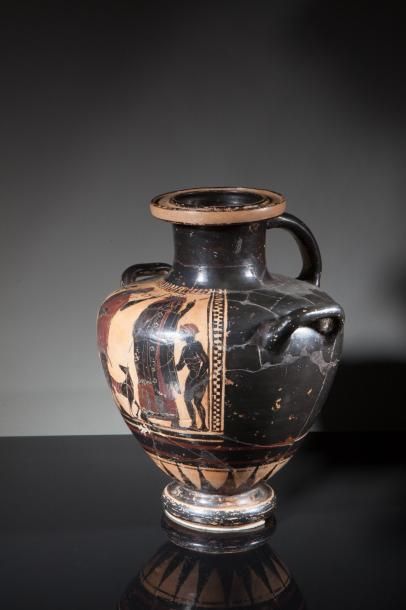 null Hydrie. Vase athénien à figures noires peint du Dieu Hermès tenant le caducée...