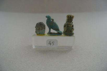 null Trois amulettes : Scarabée, Faucon Horus, et Dieu Bès. Fritte et divers. En...