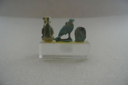 null Trois amulettes : Scarabée, Faucon Horus, et Dieu Bès. Fritte et divers. En...