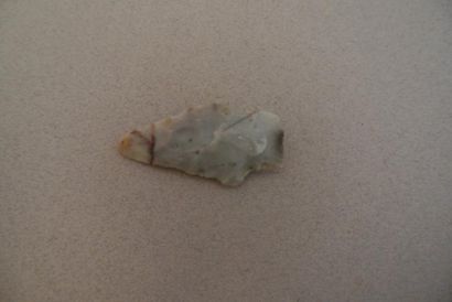 null Pointe de flèche néolithique en silex opale. 

L :5cm.