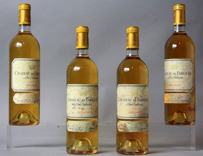 null 4 bouteilles CHÂTEAU DE FARGUES - Sauternes 2002 

Etiquettes tachées, 1 millésime...