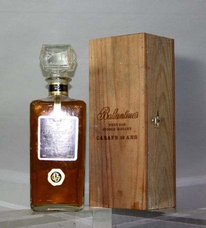  1 carafe WHISKY BALLENTINE'S "12 ans d'age" 
Coffret bois Wood box