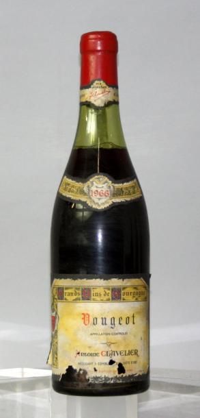 null 1 bouteille VOUGEOT - DOMAINE CLAVELIER 1966

Etiquette légèrement déchirée,...