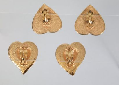 null YVES SAINT LAURENT

2 paires de clips d'oreilles coeur en métal doré ou cabochons...