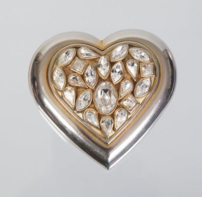 null YVES SAINT LAURENT 

Poudrier coeur en métal argenté orné de strass - signé...