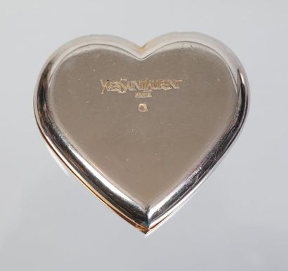 null YVES SAINT LAURENT 

Poudrier coeur en métal argenté orné de strass - signé...