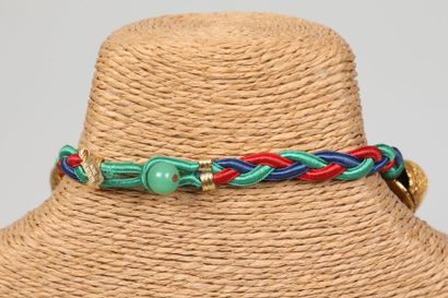 null ROSE BENEDETTI 

Bracelet en lacet tressé bleu, rouge et vert orné de 5 motifs...