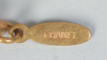 null CHANEL 

Sautoir en métal doré maille fantisie alternée de perles nacrées et...