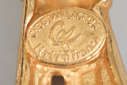 null CHRISTIAN LACROIX 

Croix en métal doré signée hauteur 6,5 cm