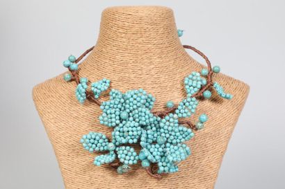 null ANONYME

Collier moderniste à décor de fleurs en perles de turquoises, mobi...