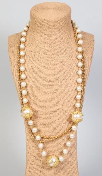 null Long collier en métal doré et perles nacrées - longueur 43cm