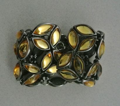 null Bracelet articulé en métal noirci à motif feuille orné de strass de résine ambrée...