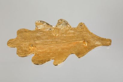 null ANONYME

Broche feuille de chêne en métal doré monogrammé 

Hauteur 12cm