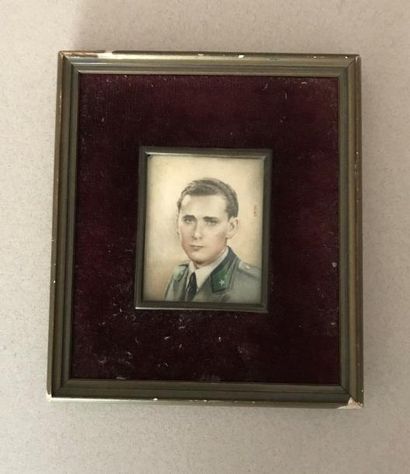 null I.ROGIER. Vers 1940

Portrait d' homme en uniforme 

Miniature signée vers le...