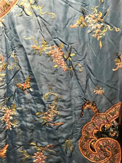 null Manteau en soie bleue brodé de branches de fleurs et de papillons. Chine