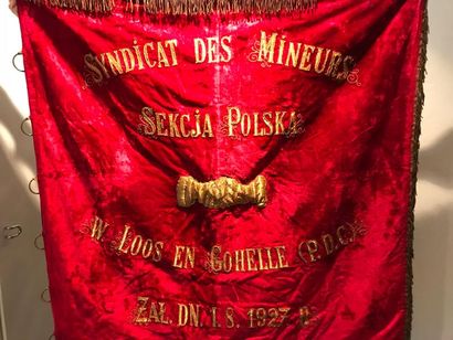null Bannière en velours rouge brodé de fils dorés Syndicat des mineurs Loos en Gohelle...