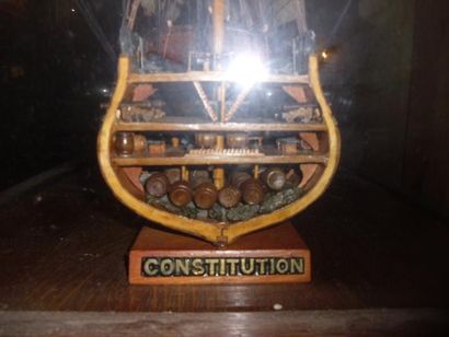 null Important maquette de bateau "Constitution" à 3 mats sous vitrine a pietement...