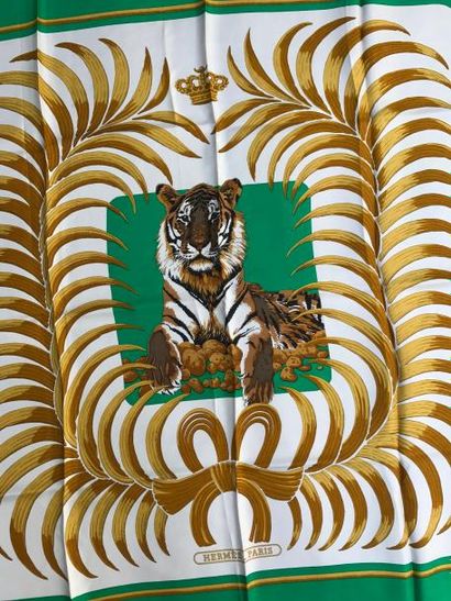 null HERMES Paris " Tigre royal " par Christiane Vauzelles - Carré en soie vert,...