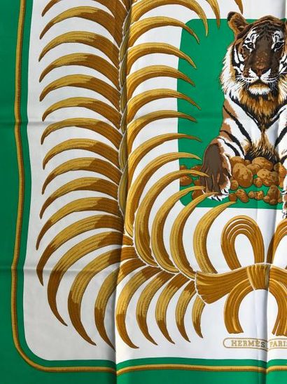 null HERMES Paris " Tigre royal " par Christiane Vauzelles - Carré en soie vert,...