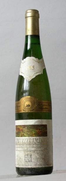 null 26 bouteilles de VINS D'ALSACE : 

21 bouteilles GEWURSTRAMINER - Caves d'EGUISHEIM...