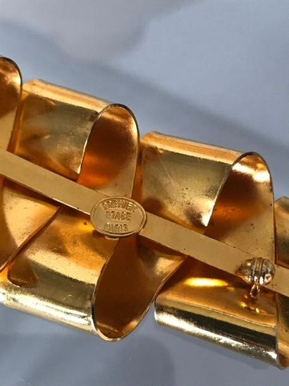 null PREMIER ETAGE Paris 

Broche ruban en métal doré 

Hauteur : 10 cm