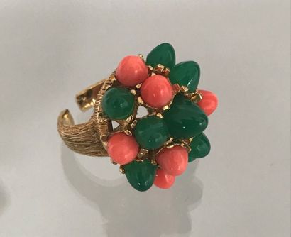 null CARVEN 

Bague en métal doré ornée de cabochons de verre corail et vert. TDD...