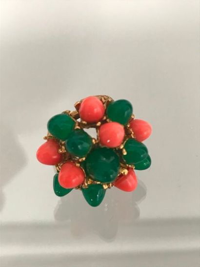 null CARVEN 

Bague en métal doré ornée de cabochons de verre corail et vert. TDD...