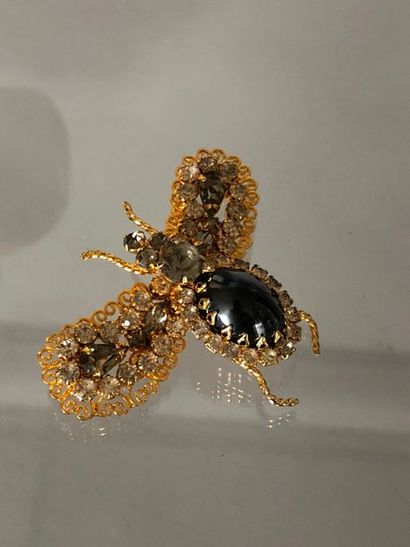 null HOBE 1965 

Broche insecte en métal doré strass et cabochon de verre noir 

6,5...