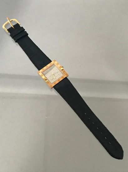 null GIVENCHY
Montre en métal doré et cadran strass sur bracelet cuir mouvement quartz
Longueur...